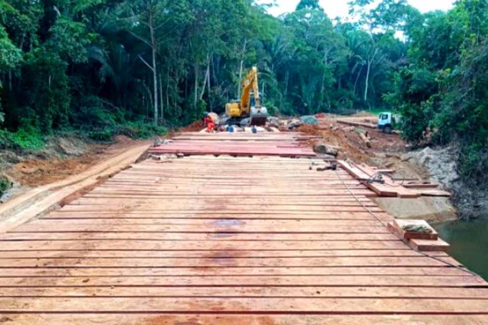 Ponte sobre o Rio Pardo, entre Cacaulândia e Monte Negro é restaurada pelo governo 