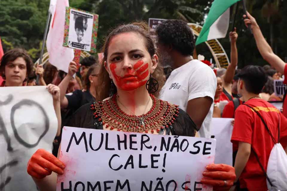 Brasil atinge recorde de feminicídios em 2025: quatro mortes por dia