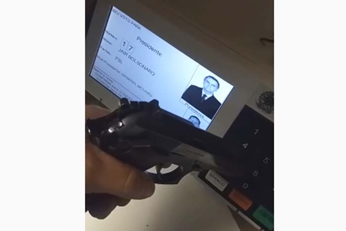 Eleitor vota com arma na mão e publica vídeo nas redes sociais