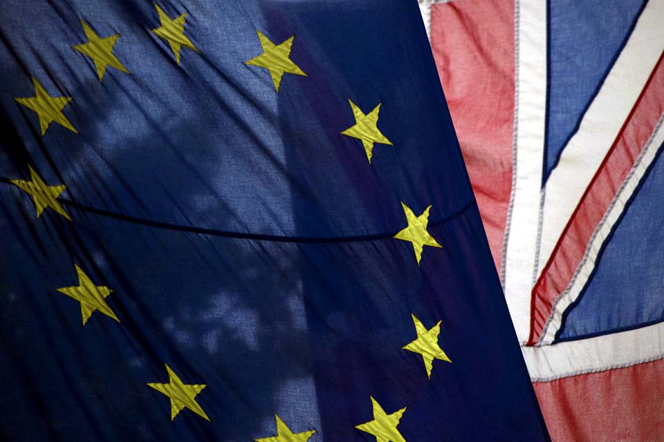 Brexit: ministra pede demissão e aumenta pressão sobre May