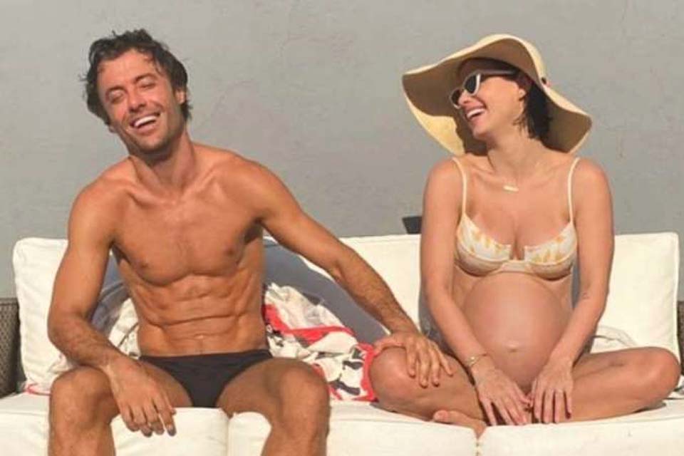 Grávida, Sthefany Brito posa com o irmão, mas barriga rouba a cena