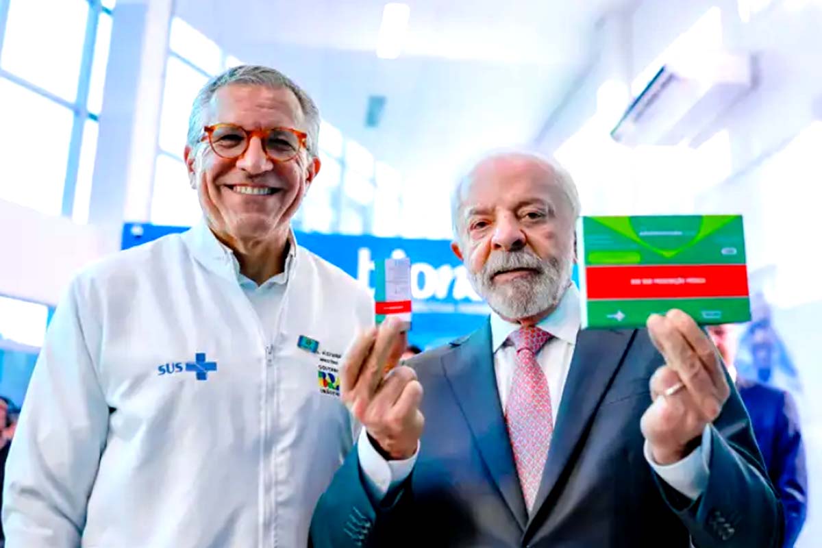 Lula visita fábrica que fornece 19 milhões de produtos ao SUS