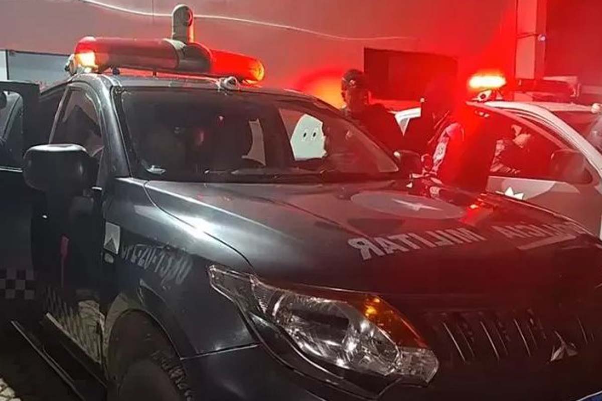 Suspeito é preso com drogas e balaça em abordagem da Polícia Militar 