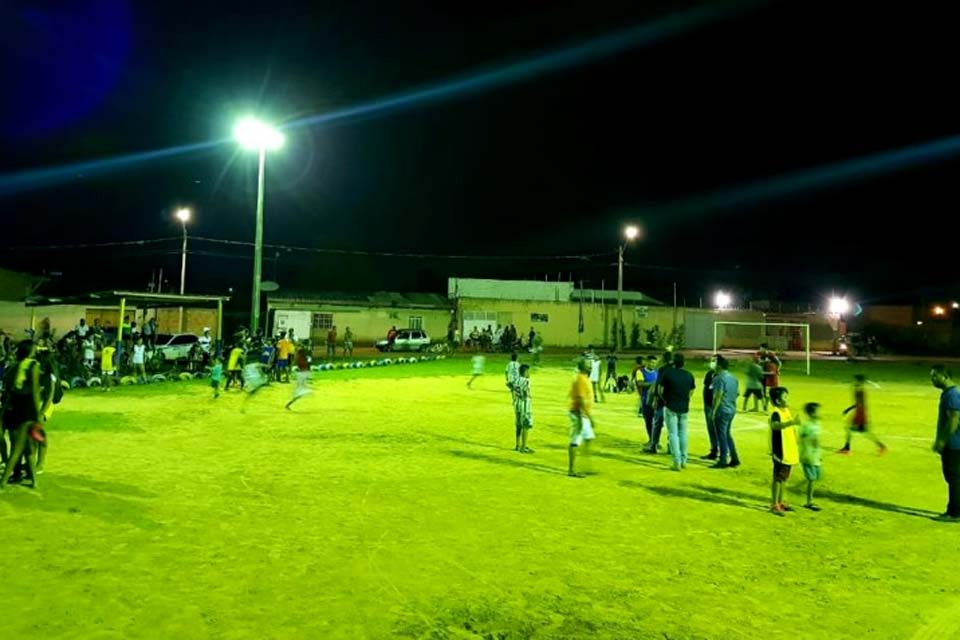 Prefeitura inaugura iluminação do campo de futebol do bairro Aeroclube