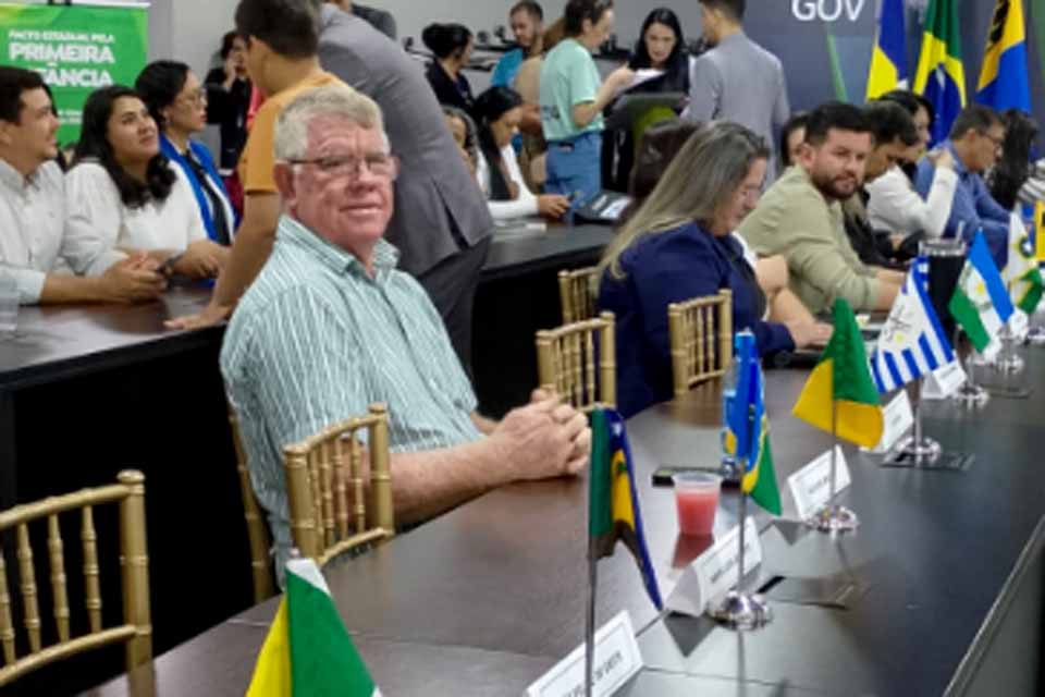 Rolim de Moura é representada por vice-prefeito em assinatura do Pacto Estadual pela Primeira Infância