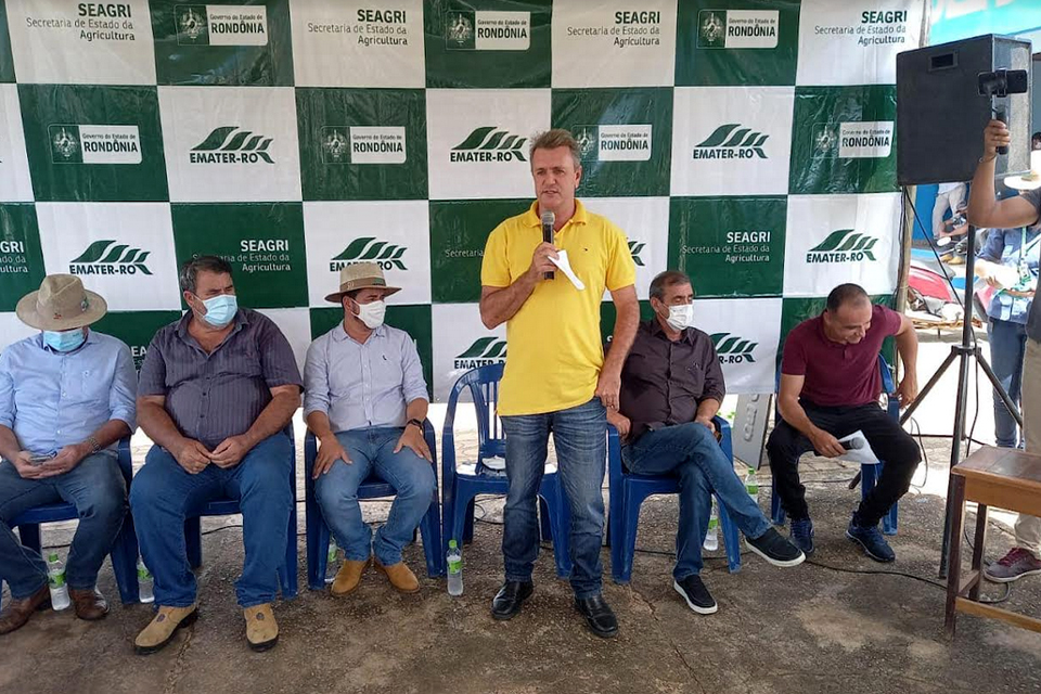 Deputado Luizinho Goebel entrega benefícios para os produtores rurais da região da BR 429