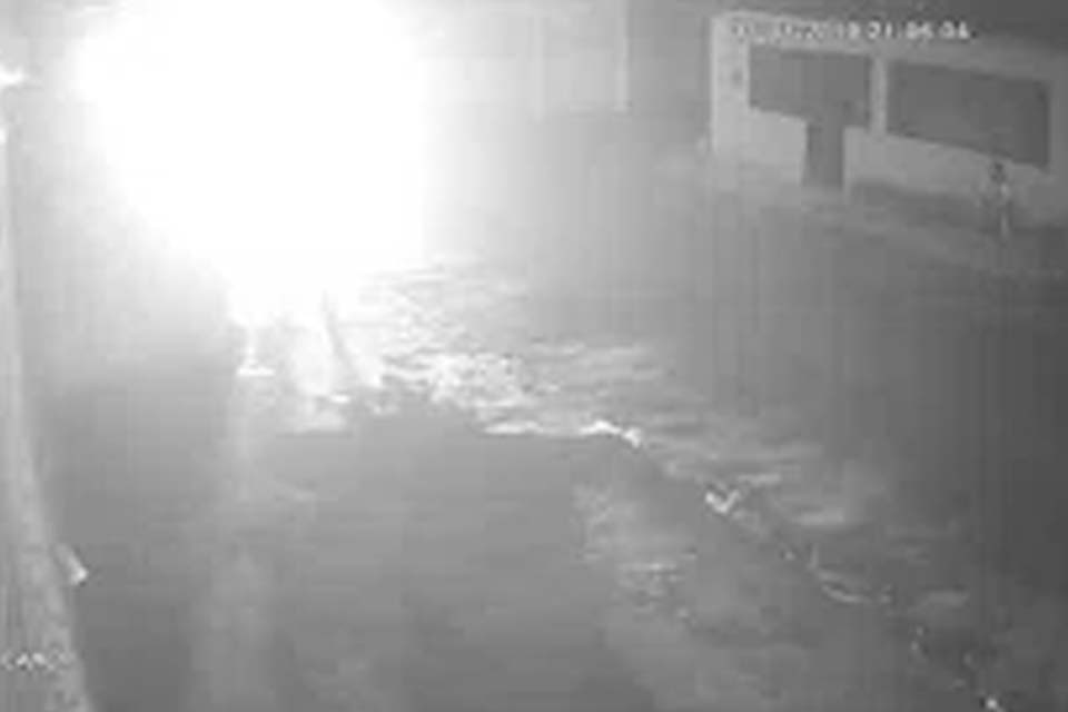 Homem quase morre atropelado por carro desgovernado 