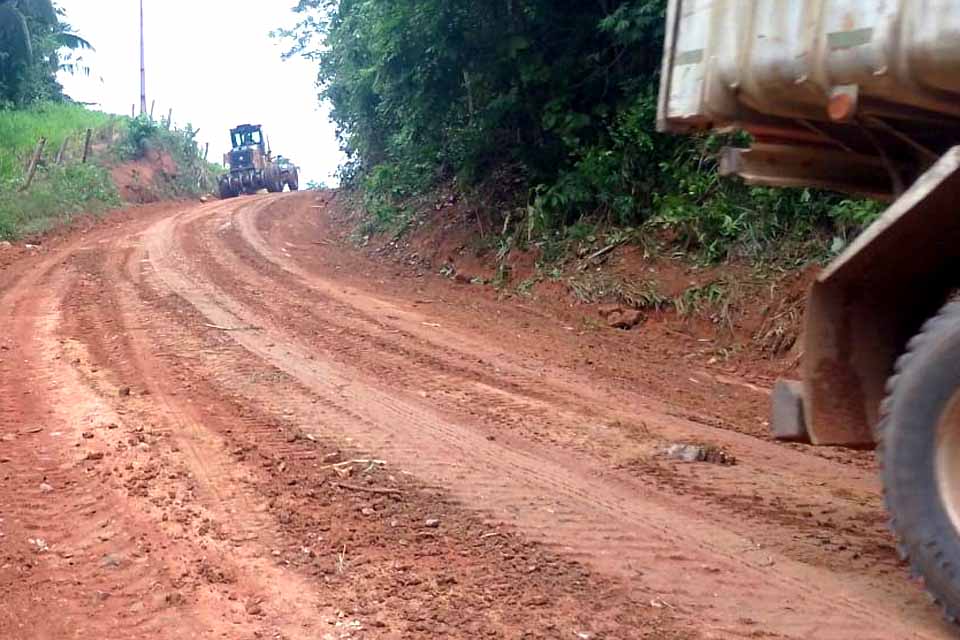 Prefeitura de Ji-Paraná intensifica recuperação das estradas no Setor Riachuelo