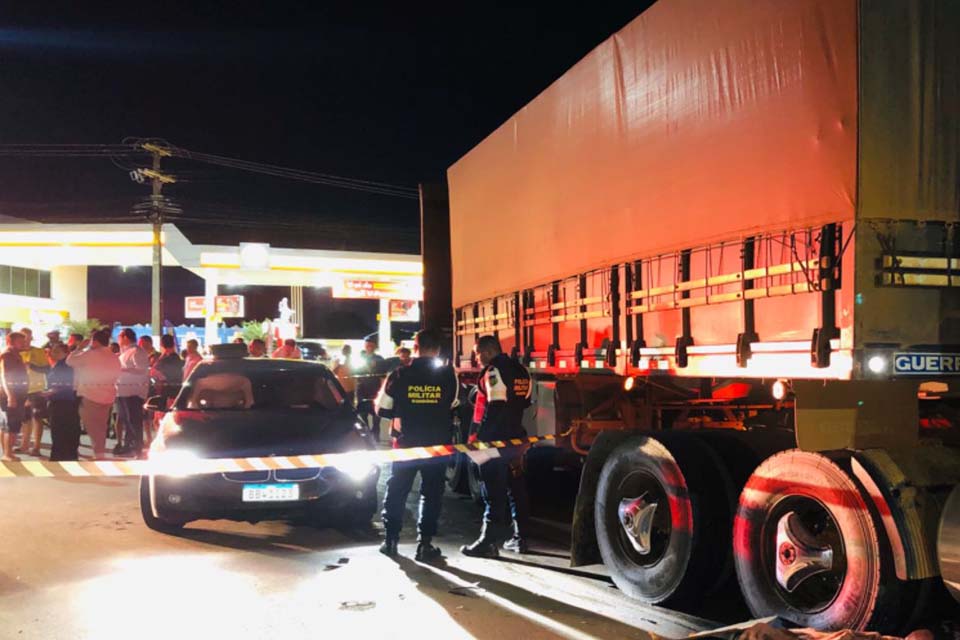 Ciclista é atropelada por carro e na sequência é esmagada por carreta