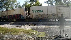 Trem parte caminhão baú ao meio em acidente