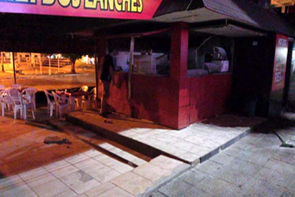 Homem é espancado por populares após atear fogo em lanchonete
