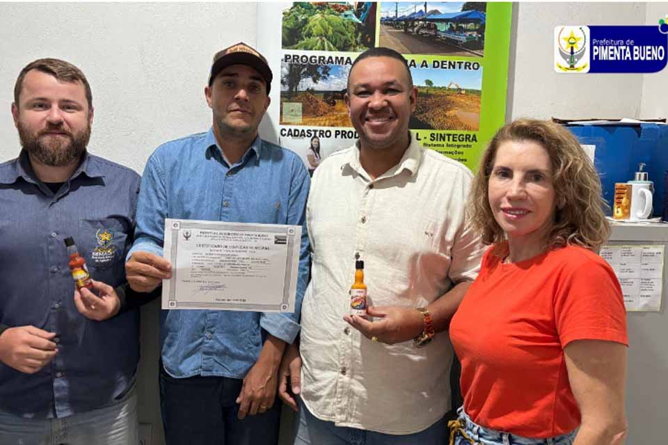 Semagri entrega certificado a produtor rural atestando a segurança e a qualidade higiênica e sanitária 