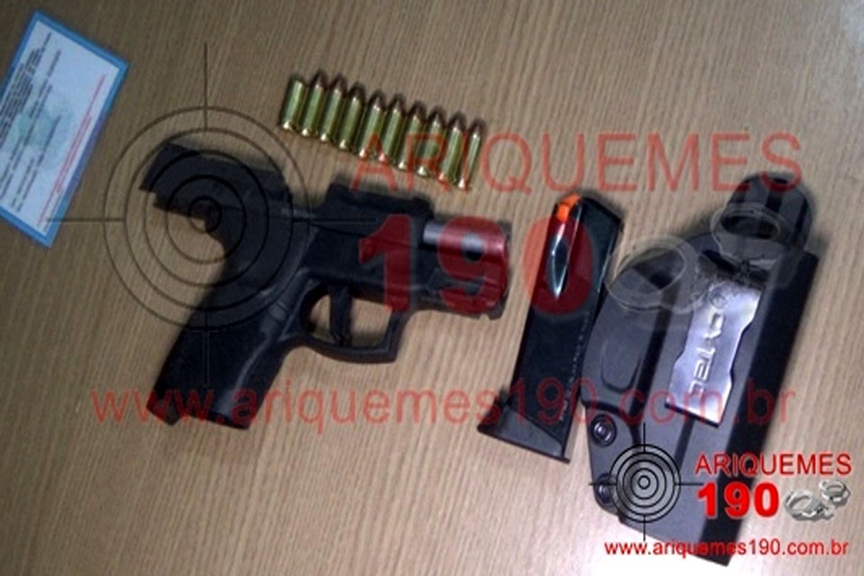 Homem é detido após discussão em bar e sair atirando em via pública 