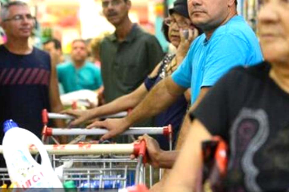 Prévia de 0,20% faz inflação oficial voltar para meta do governo