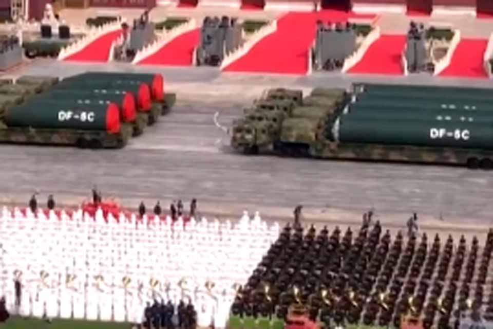 China mostra tríade de armas nucleares e exibe poder bélico em desfile que exalta Xi
