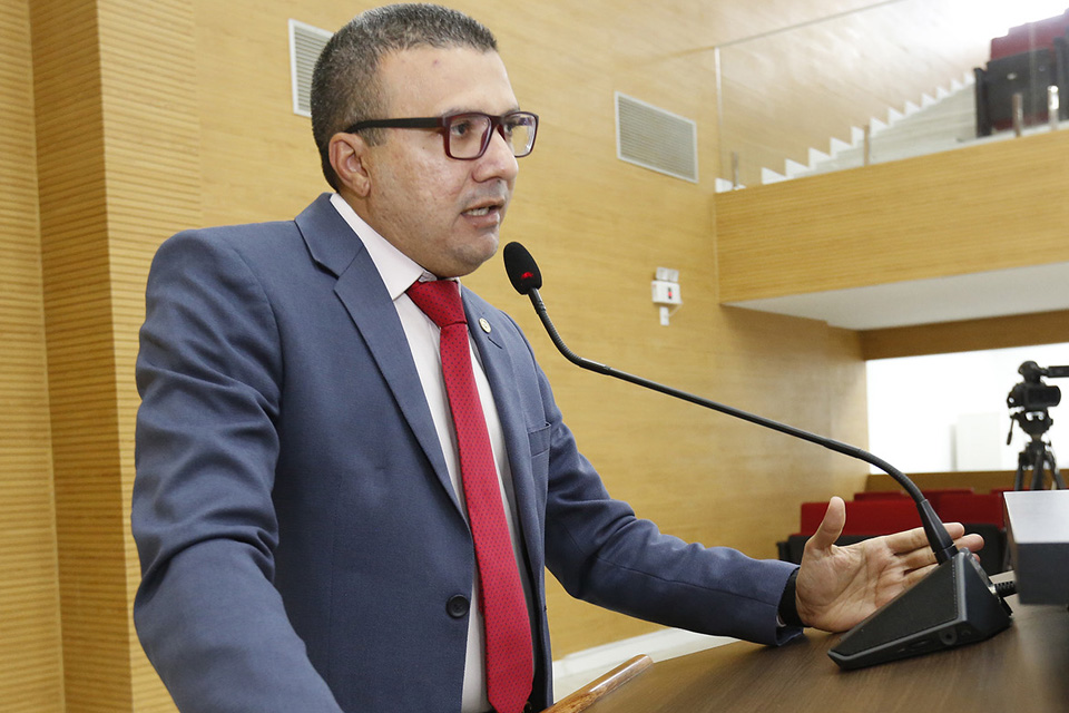 Derrubado veto ao projeto de lei do deputado Alex Silva que assegura acesso gratuito a sites e redes sociais