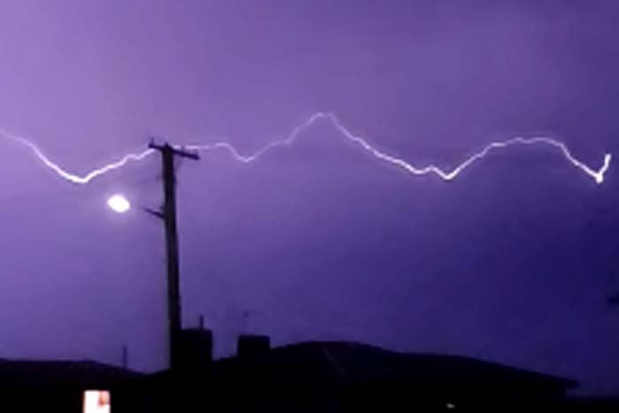 Incrível time-lapse mostra relâmpago na horizontal 