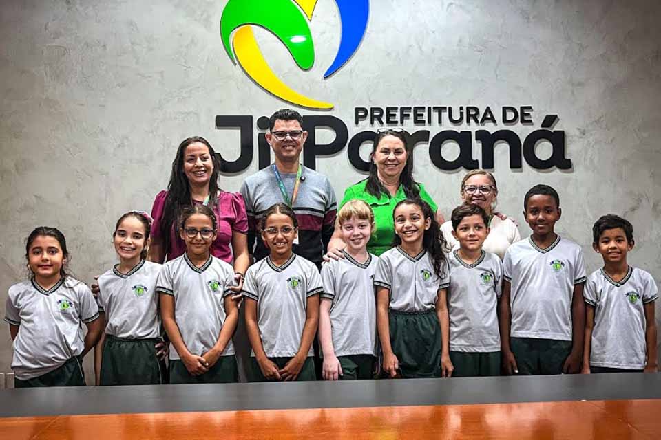 Alunos da EPAM são recepcionados pela vice-prefeita Marley Muniz durante visita ao Palácio Urupá