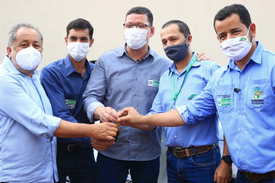 Governador Marcos Rocha entrega veículos e equipamentos para atendimento rural nas regiões da Zona da Mata e Vale do Guaporé