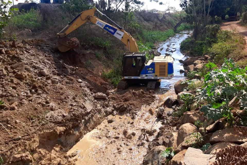 Prefeitura de Jaru realiza limpeza de canais no Setor 03