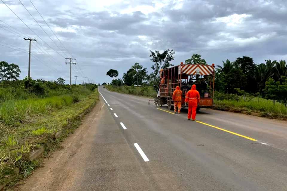 Serviços de manutenção das rodovias na RO-458 e RO-140 são realizados no Vale do Jamari