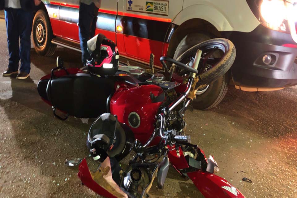 Motociclista fica gravemente ferido após colidir em carro na zona sul 
