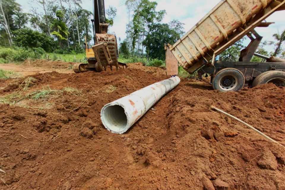 Prefeitura realiza rebaixamento de morro, manutenção de bueiros e encascalhamento de trecho da Linha 601