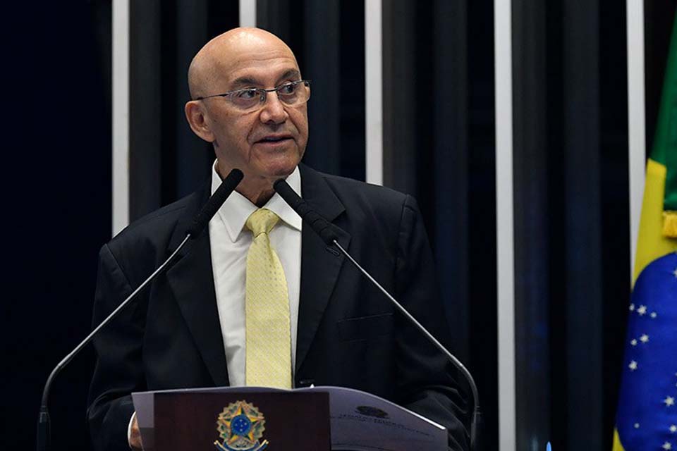 Senador Confúcio Moura defende 