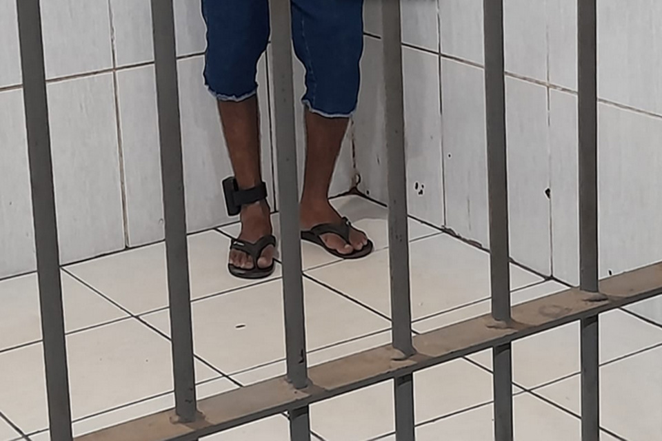 Apenado é flagrado com sementes de maconha, cocaína e rádio comunicador