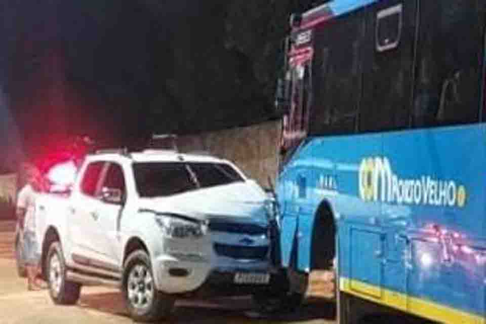 Motorista foge depois de invadir pista contrária e bater de frente com ônibus