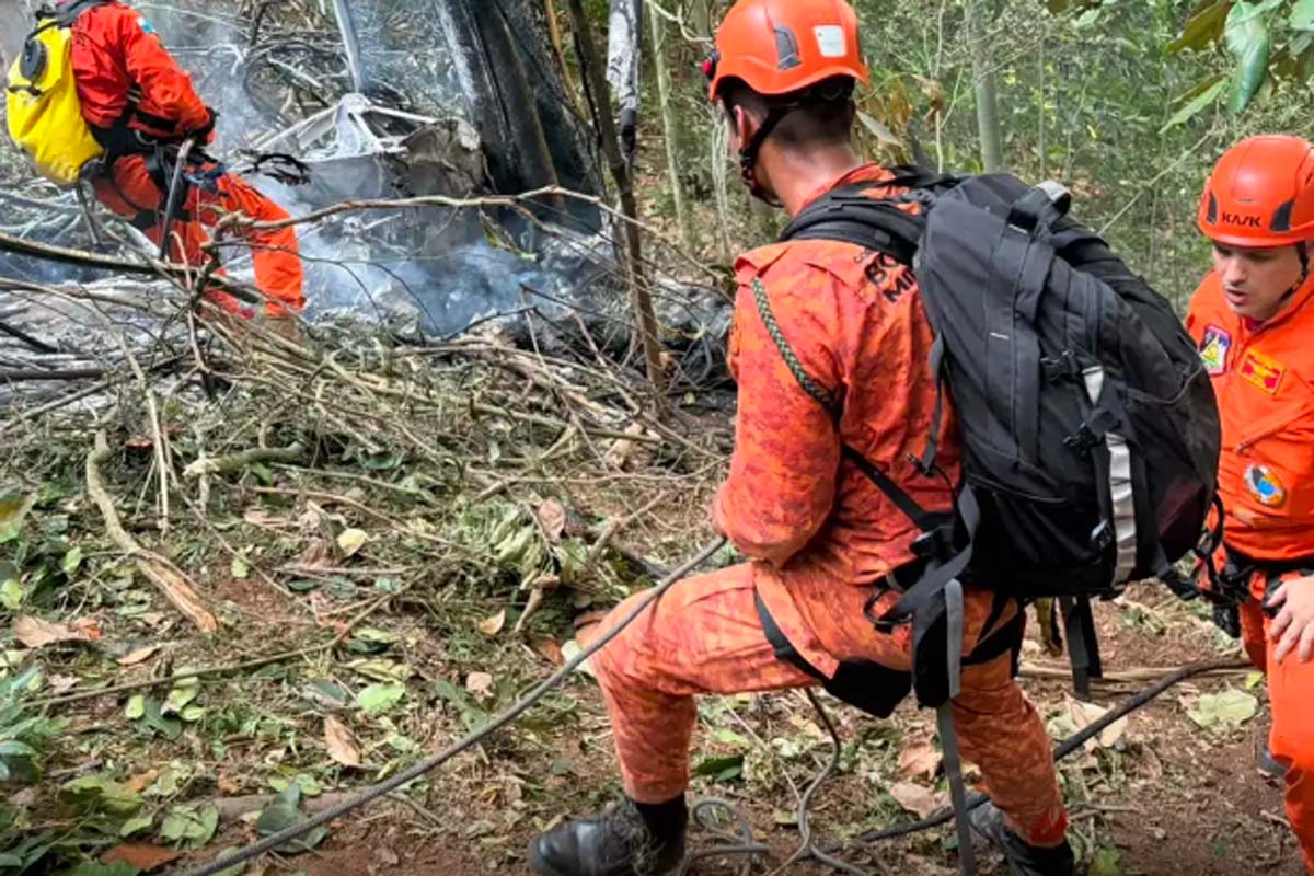 Quatro pessoas morrem em queda de helicóptero no Rio de Janeiro