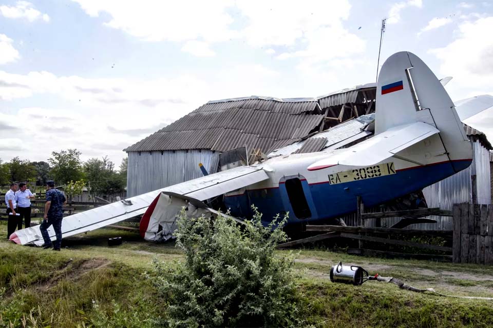 Avião cai em cima de casa na Rússia e deixa quatro pessoas feridas
