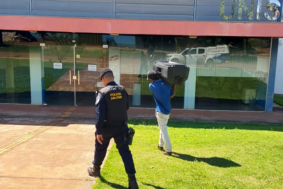 Homem é preso pela PM após furtar caixa de som de igreja