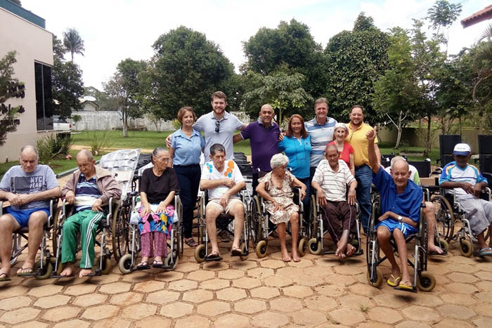 Lar dos Idosos recebe cadeiras de roda solicitadas pelo deputado Luizinho Goebel