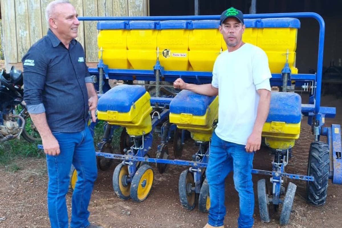 Ação do deputado Ezequiel Neiva garante plantadeira e empacotadora aos produtores rurais da Linha MA-32