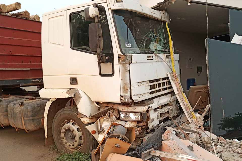 Caminhão desgovernado destrói guarita de porto de Porto Velho; VÍDEO