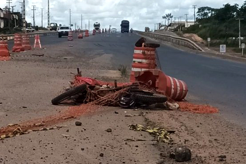 Acidente grave envolvendo carro e moto deixa vítima ferida na BR-364
