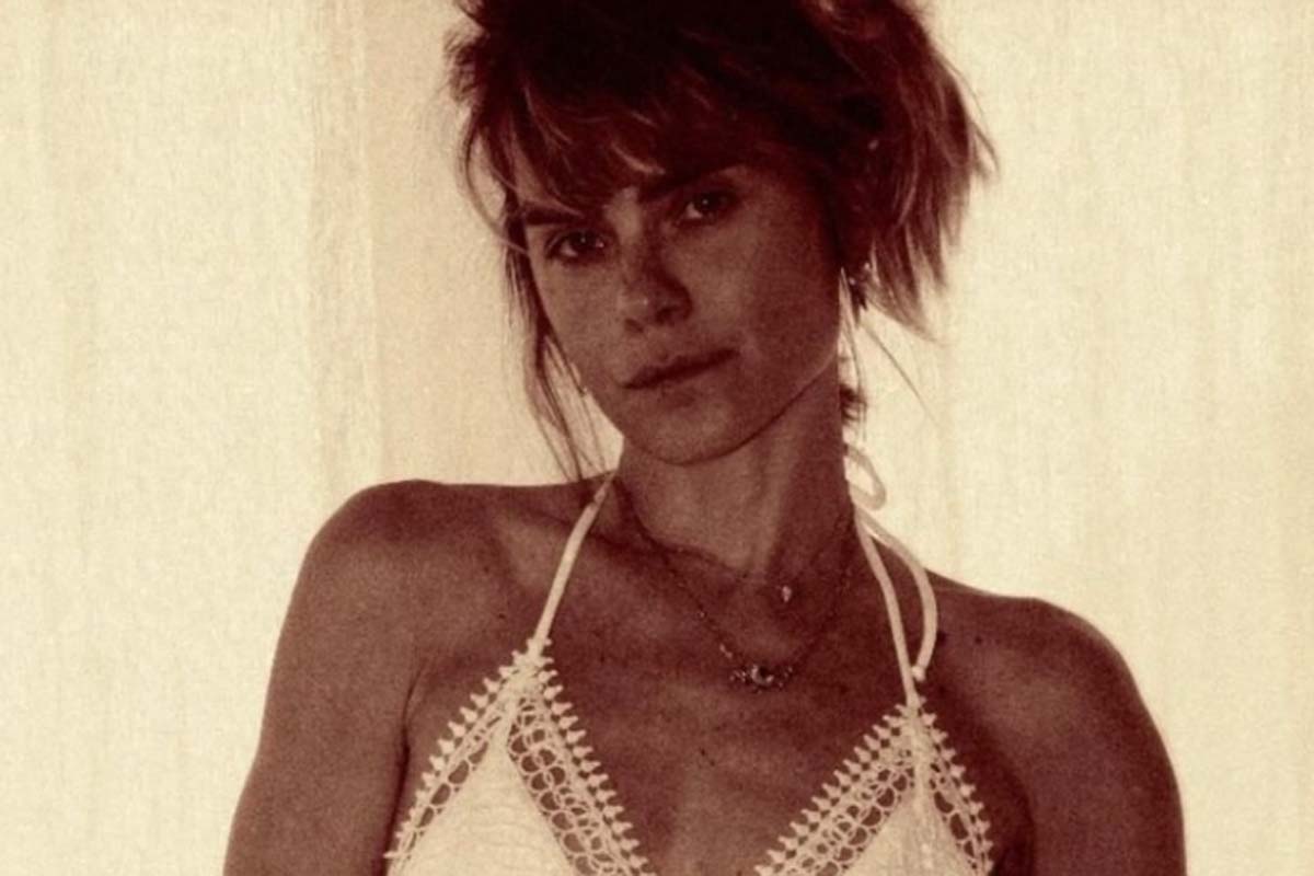 Carolina Dieckmmann chama atenção ao posar de biquíni fininho