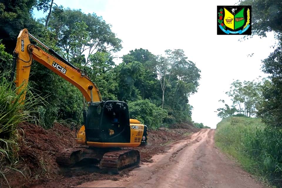 Secretaria Municipal de Agricultura e Desenvolvimento Rural realiza trabalhos na Estrada do Canelinha