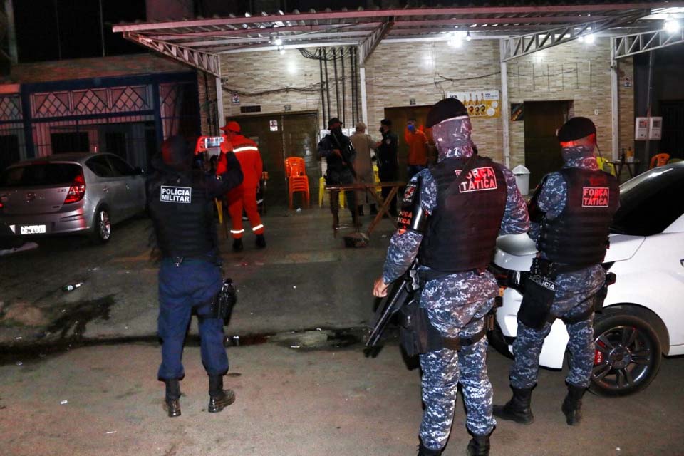 Equipe flagram aglomeração e consumo de bebida alcoólica fora do horário permitido