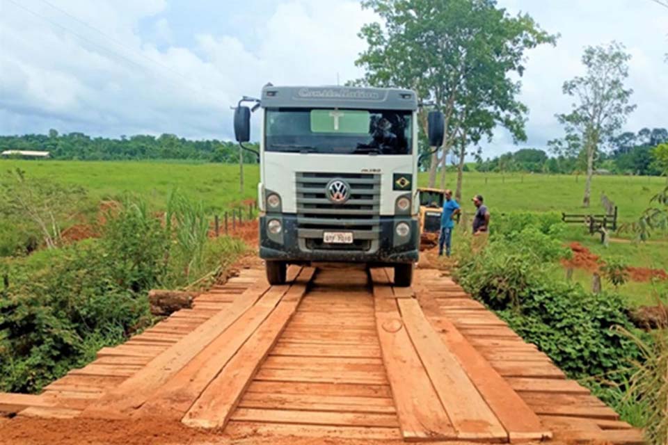 Secretaria de Obras recupera pontes e bueiros na área rural do município