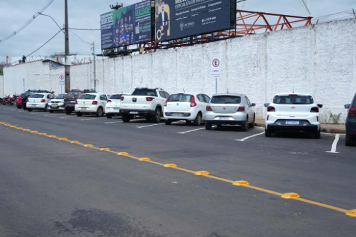 Estacionamento gratuito no entorno do shopping facilita a vida da população