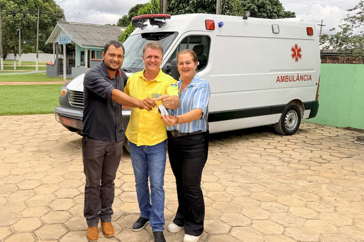 Prefeita e vereador agradecem deputado Luizinho Goebel por ambulância em Pimenteiras