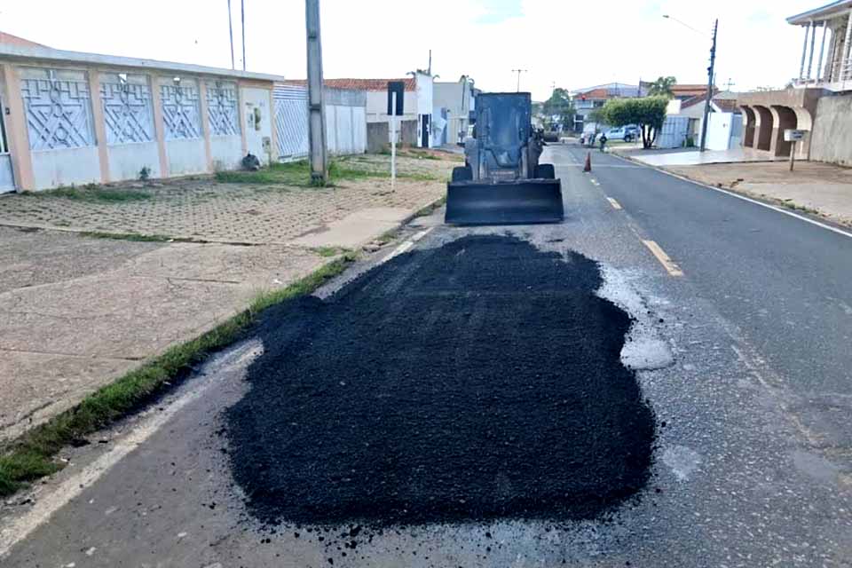 Operação Tapa-Buracos avança pelas ruas do primeiro distrito de Ji-Paraná