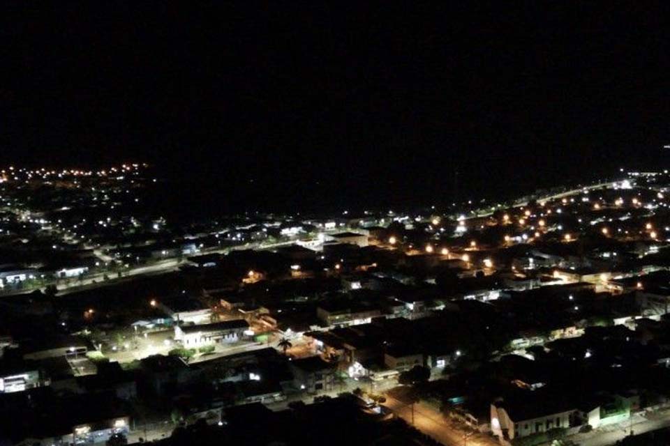 Prefeitura de Jaru conclui implantação de lâmpadas de LED em 90% dos bairros do município