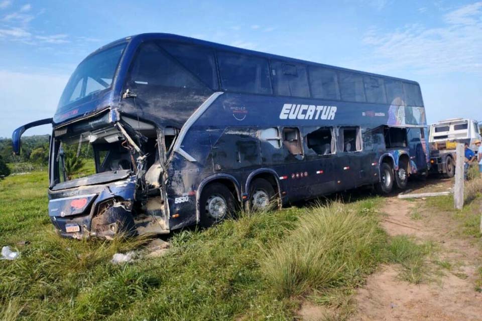 Ônibus da Eucatur se envolve em acidente com caminhão na BR 364