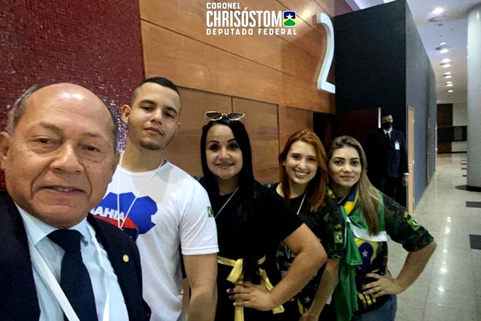 Deputado federal Coronel Chrisóstomo se reúne em Brasília como jovens apoiadores de Rondônia e de outros Estados