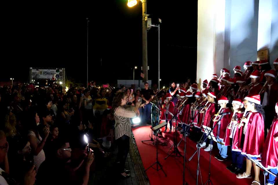 Cantata Natalina reúne milhares de porto-velhenses no Prédio do Relógio com apresentações de alunos da rede municipal