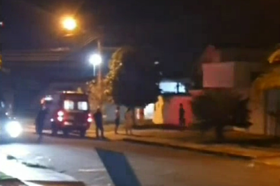 Homem em surto sobe em telhado e mobiliza bombeiros e polícia 