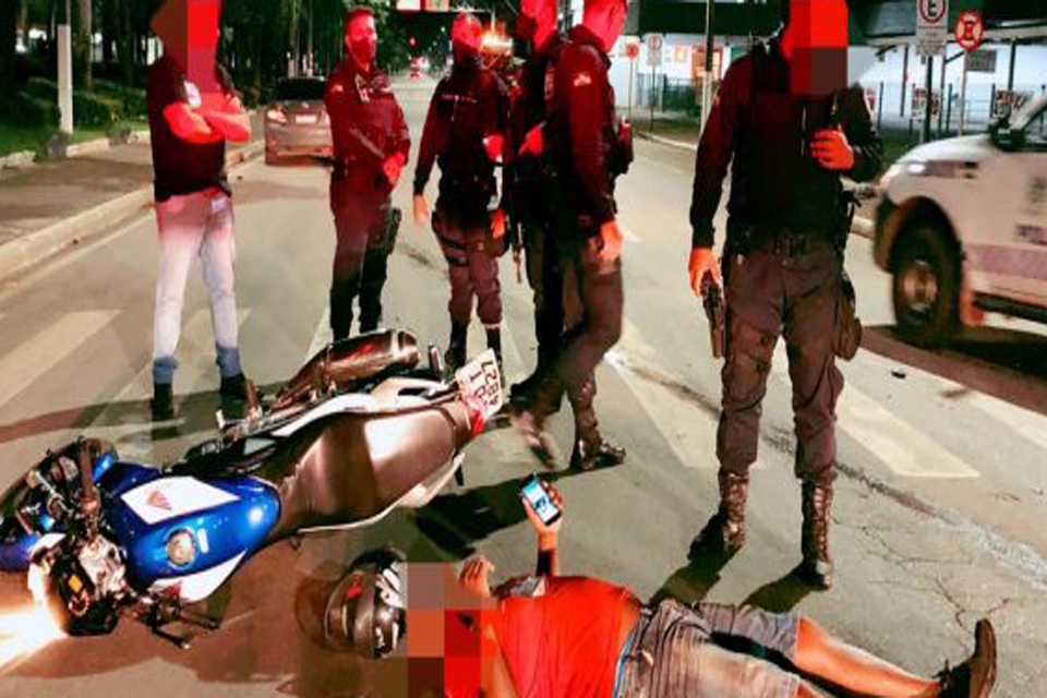 Motorista avança sinal vermelho e causa grave acidente com motociclista